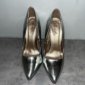 Qupid Women’s Silver Metallic‎ Heels Size 7.5